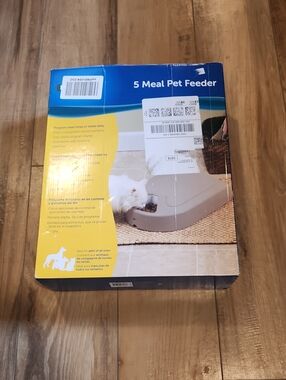 PetSafe 5 Meal Pet Feeder in Beige and White